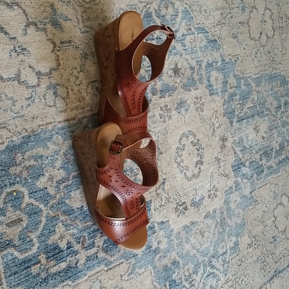 Sandals - Picture 2 of 6